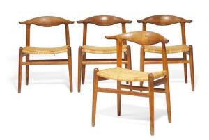 Hans J. Wegner Kohornstolen. Et sæt på fire stole af eg. Sæde med spanskrørsflet. Samleindlægninger i ryg af lyst træ. 4