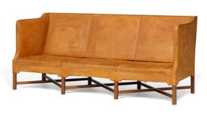 Kaare Klint Fritstående tre-personers sofa med otte-benet profileret krydsbensstel af mahogni. Sider, ryg og sæde betrukket med patineret naturskind.