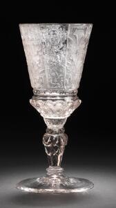 Schlesisk rokoko pokal af glas, dybslebet med våbenskjold og figurscenerier i felter. Ca. 1755. H. 20,5 cm.