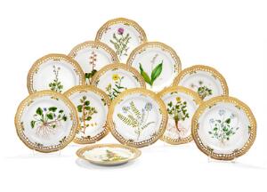 Flora Danica 12 tallerkener af porcelæn med gennembrudt bort. 3554. Royal Copenhagen. Diam. 23 cm. 12
