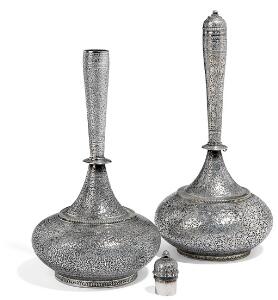 To næsten identiske ottomanske flasker af sølv. Franske importstempler 1864-1893. Vægt 1345 gr. H. 30,5 og 31 cm. 2
