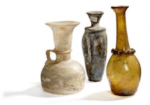 Tre romerske glas containere. 2.-4. årh. H. 17,5-20 cm. 3