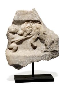 Relieffragment  af marmor i form af bjørnejagt. Romersk kejsertid. På stand.H. 17 cm. B. 16 cm. D. ca. 6 cm.