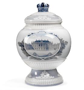 Stor globe formet lågvase af porcelæn, gave til Christian X og dronning Alexandrines sølvbryllup Sign. monogram OJ for Oluf Jensen. Royal Copenhagen. H 57 cm.