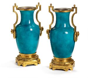 Et par franske Theodore Deck fajance vaser med bronzemontering. 19. årh. H. 45 cm. 2