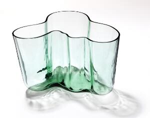 Alvar Aalto Savoy vase. Meget tidlig udgave af mundblæst grøntonet glas. Udført af Karhula Glasværk cirka 1936. H. 12,8.