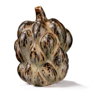 Axel Salto Frugtformet vase af stentøj modelleret med smal munding. Dekoreret med sungglasur. Sign. Salto, 20818. Kgl. P. Udført 1969-1974. H. 21.