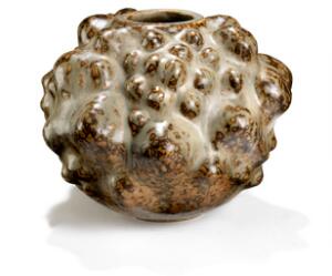 Axel Salto Vase af stentøj modelleret i knoppet stil. Dekoreret med sungglasur med grå elementer. Sign. Salto. Kgl. P. Udført 1954. H. 21.