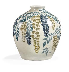 Achton Friis Stor vase af porcelæn dekoreret med guld- og blåregnsranker. Sign. Achton, LXXX. Udført og stemplet hos BG. Unik. H. 50.
