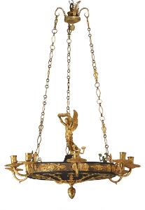 Russisk lysekrone af forgyldt bronze og sortmalet metal, rigt støbt med figurer, ornamentik, maskaroner og bladværk. 19. årh. H. 92. Diam. 70.