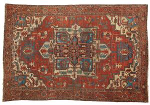 Heriz tæppe, nordvest Persien. Design med stiliseret medaljon på rustrød bund prydet med blad- og grenværk. 1900-1920. 434 x 290.