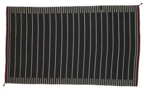 Vibeke Klint Håndvævet gulvtæppe af sort uld med indvævet hvidt stregmønster samt ender indvævet i rødt. Unik. 322 x 193.