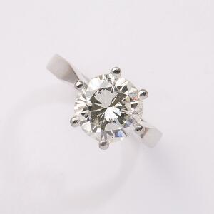 Diamant solitairering af 14 kt. hvidguld prydet med brillantslebet diamant på ca. 3.20 ct. Farve K. Klarhed VS. Str. 54. Ca. 1990.