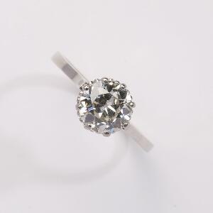 Diamant solitairering af 14 kt. hvidguld prydet med brillantslebet diamant med ældre slibning på ca. 1.50 ct. Str. 54. Ca. 1980.