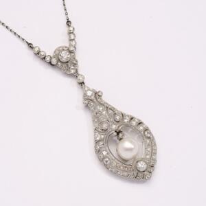 Halskæde med perle- og diamantvedhæng af platin prydet med kulturperle og talrige old mine-cut og enkeltslebne diamanter. L. ca. 46 cm. Ca 1910.