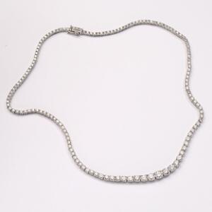 Diamanthalskæde af 18 kt. hvidguld prydet med talrige brillantslebne diamanter på i alt ca. 13.60 ct. L. ca. 43 cm. SGL certifikat medfølger. London, ca. 2008.