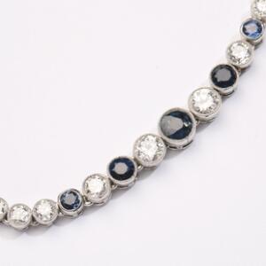 Safir- og diamantarmbånd af platin prydet med talrige facetslebne safirer og brillantslebne diamanter med ældre slibning. L. ca. 16,0 cm. Ca. 1930.