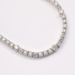 Diamantarmbånd af 18 kt. hvidguld prydet med talrige brillantslebne diamanter på i alt ca. 3.30 ct. Farve Wesselton H. L. 18 cm. Ca. 2008.