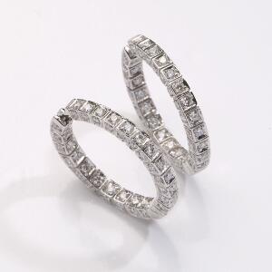 Et par diamantørestikker af 18 kt. hvidguld, creoler-model, hver prydet med talrige brillantslebne diamanter på i alt ca. 3.30 ct. Milano, ca. 2009. 2