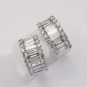 Et par diamantørestikker af 18 kt. hvidguld hver prydet med talrige baguette- og brillantslebne diamanter på i alt ca. 2.00 ct. L. ca. 1,4 cm. Ca. 2009. 2