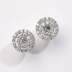 Et par diamantørestikker af 18 kt. hvidguld hver prydet med to baguetteslebne diamanter omkranset af talrige brillantslebne diamanter, i alt ca. 1.00 ct. F-GVS