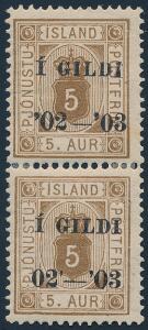 1902. Sort Í GILDI, 5 aur, brun, tk.14. Parstykke med variant 02-03. Sjældent. Attest Nielsen