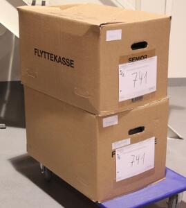 Realisation. 2 store flyttekasser med talrige mindre samlinger og lagerbøger med tusindvis af mærker fra de fleste nordiske lande