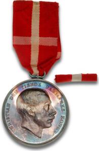 Medaille for druknedes redning, med øsken og bånd, Ag, Lindahl, tildelt Rasmus Christian Rasmussen, i original æske. LS 2-121