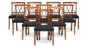 Ole Wanscher Spisestue af mahogni bestående af 10 stole samt et cirkulært bord med udtræk og tre tillægsplader af fyr. 14