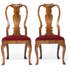 Et sæt på fire George I stole af nøddetræsfineret bøgetræ, senere drop-in seats, cabriole ben udskåret med ornamentik, pad-feet. England, ca. 1730. 4