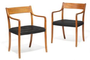 Ole Wanscher Et par armstole af mahogni. Sæde betrukket med sort hestehår, keder af sort skind. Udført hos snedkermester A. J. Iversen. 2