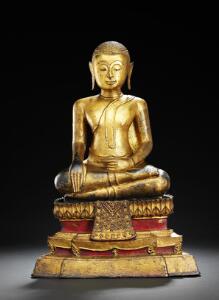 Thailandsk munk af forgyldt bronze, siddende på trone. 19. årh. H. 66 cm.