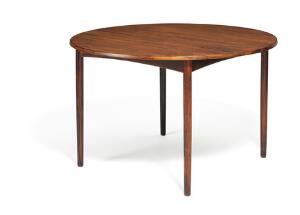Gustav Bertelsen Cirkulært spisebord af massiv palisander med udtræk og tre tillægsplader. Opsat på tilspidsende ben. 4
