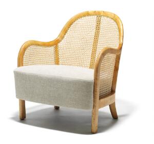 Arne Jacobsen Sjælden, tidlig lænestol af birk, sider og ryg med fransk flet. Separat fremskudt sæde betrukket med lyst stof.