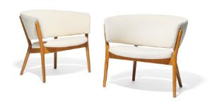 Nanna Ditzel Et par hvilestole med stel af teak. Sæde og ryg betrukket med lys uld. Model 83. 2