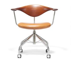 Hans J. Wegner Swivel Chair. Kontorstol med kopstykke af teak, stel af poleret stål, sæde med betræk af lyst patineret skind.