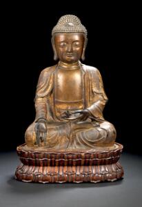 Ming medicin buddha af forgyldt bronze siddende i mediterende stilling. Kina 1368-1644. H. 44 cm og ialt med trone 55 cm.