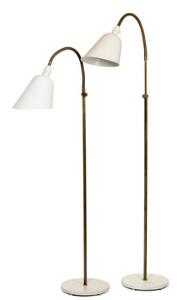 Arne Jacobsen Et par standerlamper med bøjeligt skærmhoved. Stel af messing samt fod med kugler og skærm af hvidlakeret metal. 2