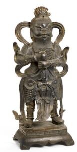 Skanda, Wei Tuo af patineret bronze stående med våben mangler og samlede hænder  - iklædt dragt. Ming 1368-1644. H. 43 cm.