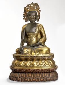 Kinesisk buddha af kobber repousse siddende. Ca. 1800. H. 42 cm. Stand af udskåret træ. H. 8 cm.