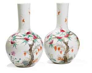 Et par store fersken vaser af porcelæn. Kina. Mærket Qianlong, 20. årh. H. 39 cm. 2