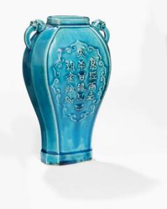 Kinesisk balusterformet vase af emaille sur biscuit med turkis glasur, kantet, med digte i kartouche. Kangxi 1662-1722. H. 20 cm.
