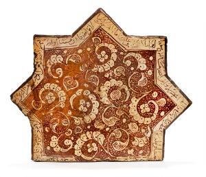 Kashan flise af brændt ler, stjerneformet med lustre over en opak, hvid glasur. Iran, Kashan, ca. 1260. B. 30,5 cm.