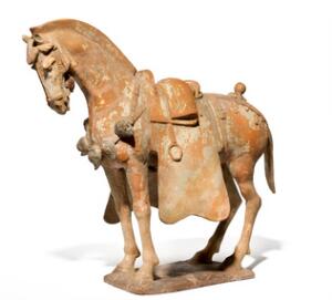 Tang hest af brændt ler stående med seletøj med klokker og saddel på plateau. Kina 618-906. H. 49. L. 52 cm.