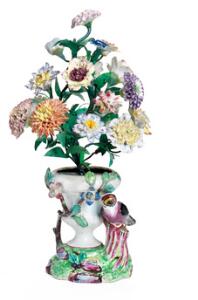 Opsats af fajance og porcelæn, dekoreret i farver med blomsterbuket med modellerede blomster 18. årh. H. 35 cm..