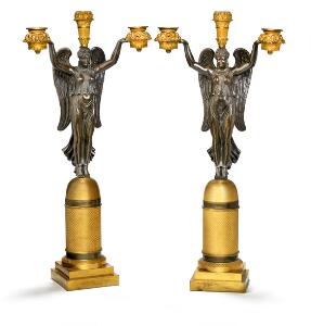 Et par franske kandelabre af forgyldt og patineret bronze kandelabre, hver støbt med klassiske kvinde holdende tre lysarme. 19. årh. H. 53. 2