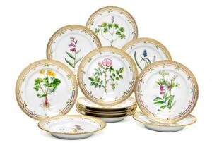 Flora Danica 12 tallerkener af porcelæn. 624. Royal Copenhagen. Diam. 25 cm. 12