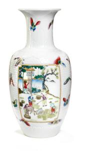 Kinesisk baluster formet vase af porcelæn. Republik 1912-49. H. 38 cm.