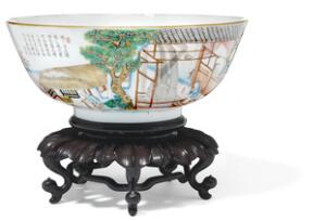 Kinesisk skål af porcelæn, dekoreret i emaljefarver med poesi og figurer. Daoguang 1821-1850. Diam. 16,5 cm. Udskåret stand af træ inkl.