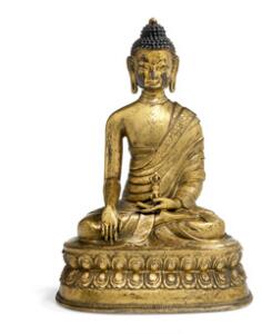 Shakyamuni buddha af forgyldt bronze. Tibet, 18. årh. H. 19 cm.